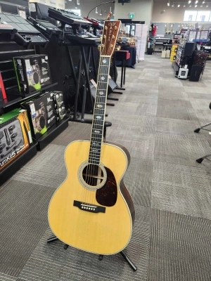 Martin Guitars - J-40 V18